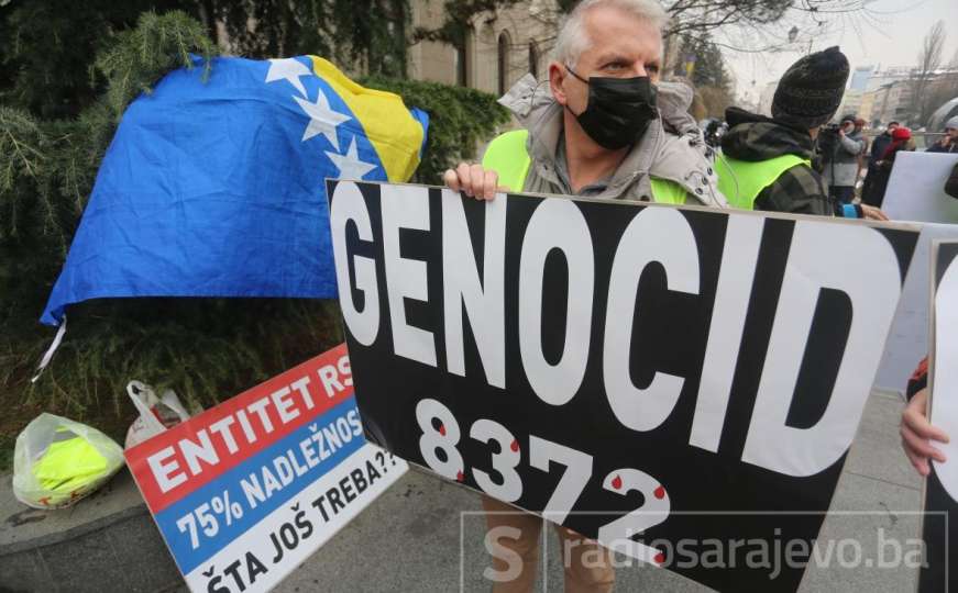 Poslate snažne poruke sa protesta ispred Ambasade Srbije u Sarajevu